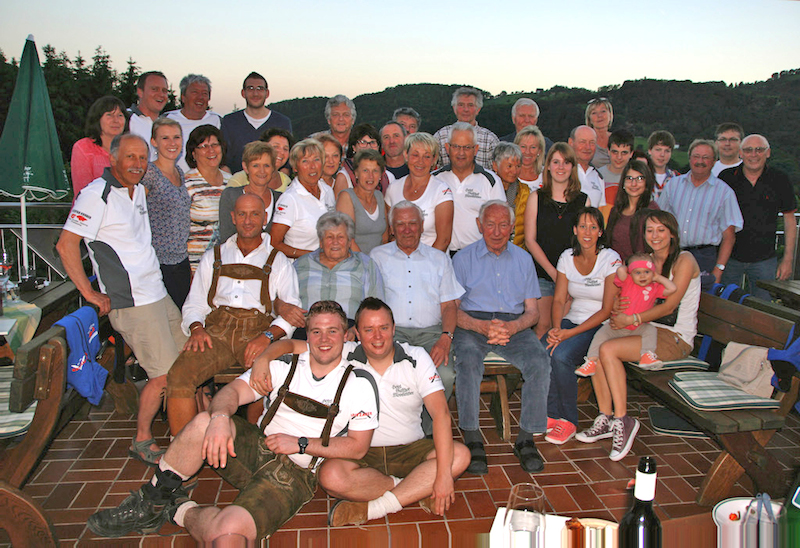 Die Jubilare Anna und Heini Rudholzer (sitzend in der Mitte) genossen im Kreise ihrer Brodhausener Schützenkameraden einen unterhaltsamen Abend auf der Terrasse des Buschenschanks